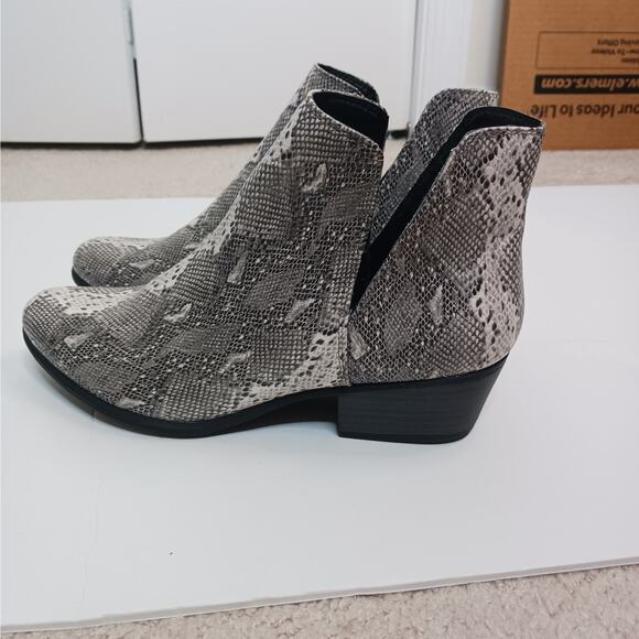 Crochet Snakeskin Booties Size 8 EUC - Picture 3 of 10